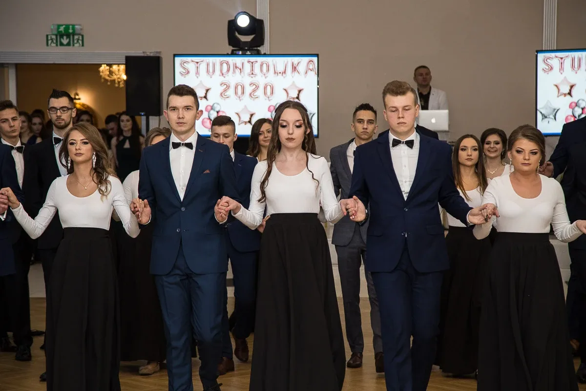 Poloneza czas zacząć - studniówka Ekonomika (zdjęcia, wideo)