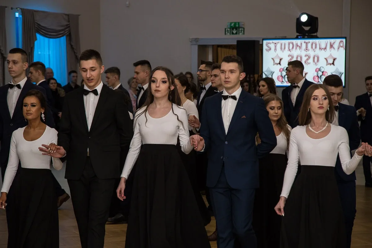 Poloneza czas zacząć - studniówka Ekonomika (zdjęcia, wideo)