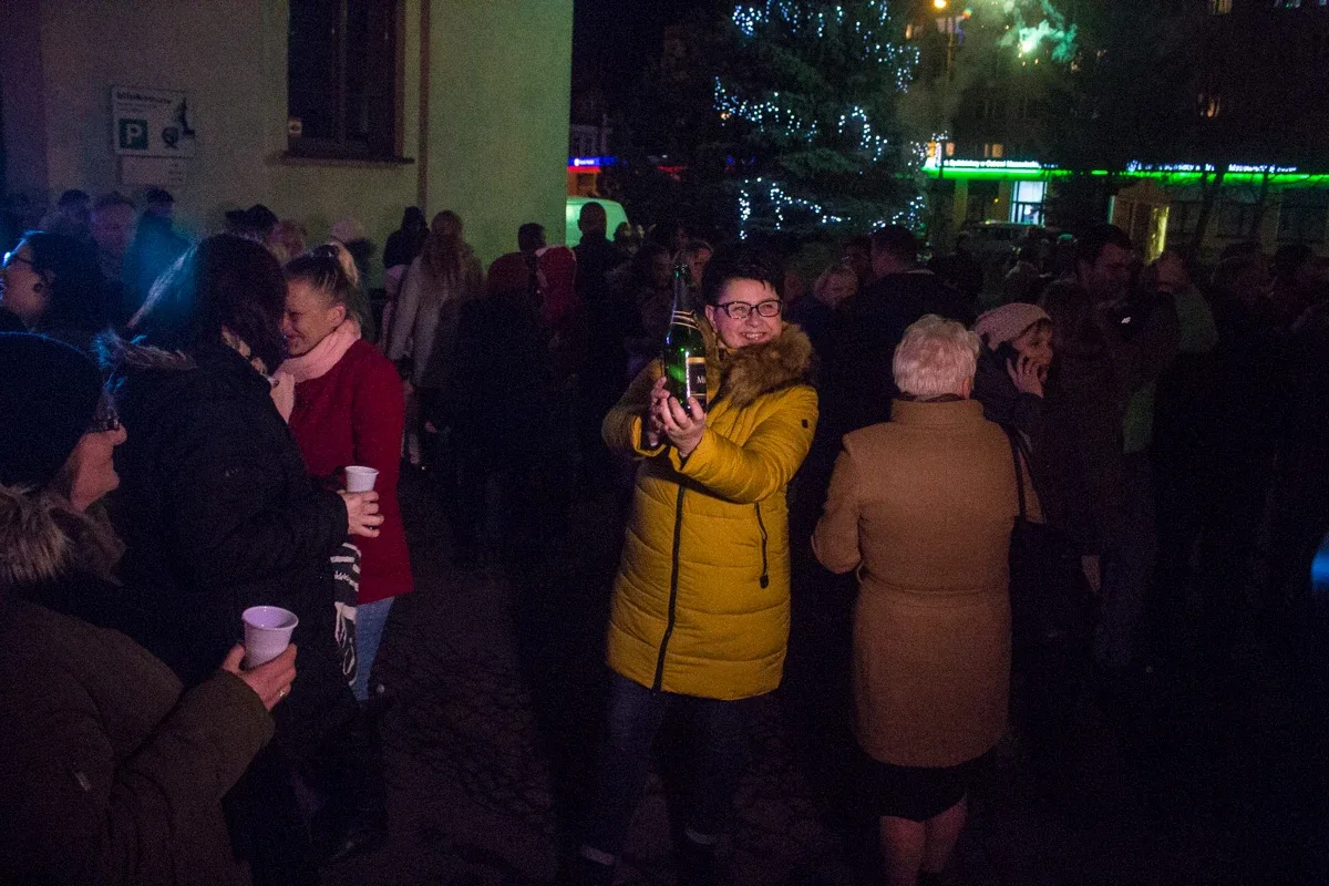 Mieszkańcy Ostrowi Mazowieckiej przywitali Nowy Rok (zdjęcia, wideo)