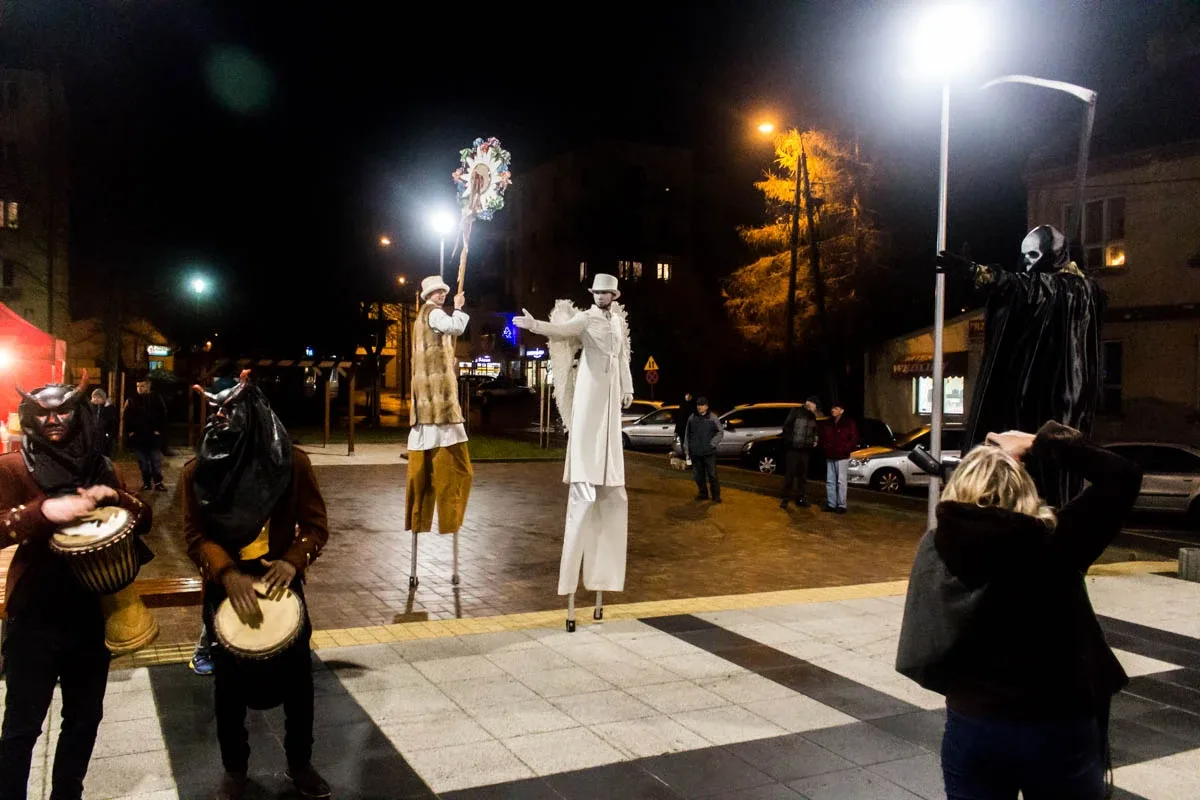 Happening Krakowskiego Teatru Ulicznego (zdjęcia, wideo)
