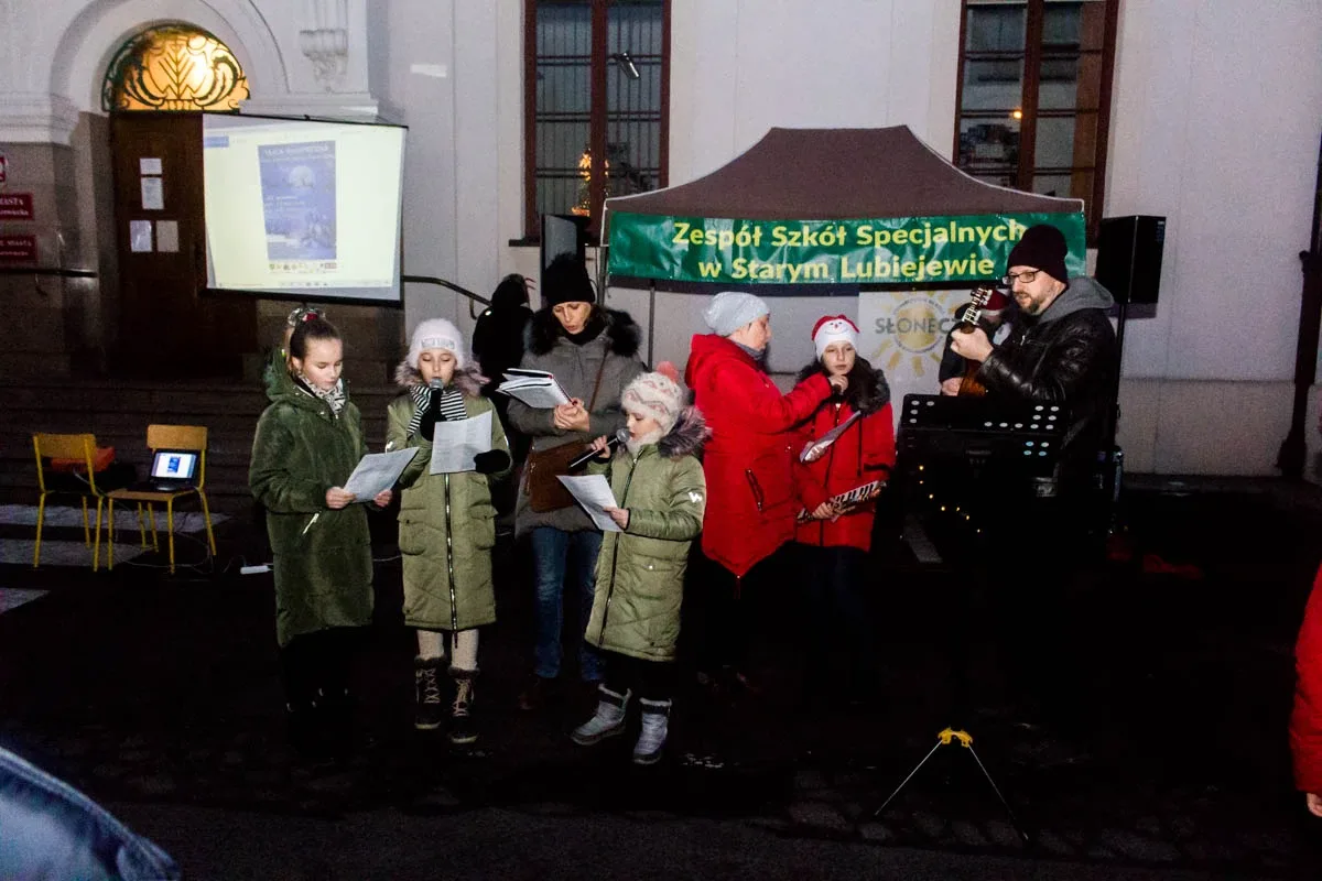 "Ulica świąteczna" przed miejskim ratuszem (zdjęcia)