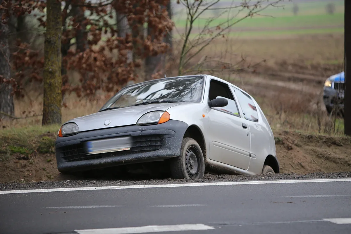 Fiat seicento w rowie. W aucie było dwóch pijanych. Żaden z nich nie przyznał się do kierowania autem (zdjęcia)