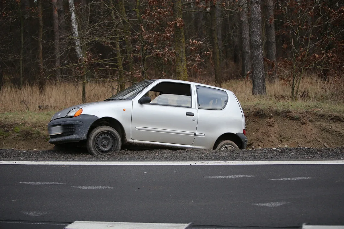 Fiat seicento w rowie. W aucie było dwóch pijanych. Żaden z nich nie przyznał się do kierowania autem (zdjęcia)
