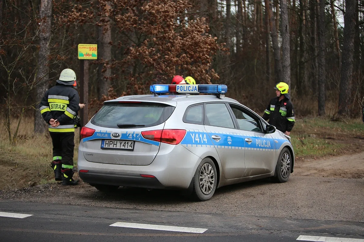 Fiat seicento w rowie. W aucie było dwóch pijanych. Żaden z nich nie przyznał się do kierowania autem (zdjęcia)