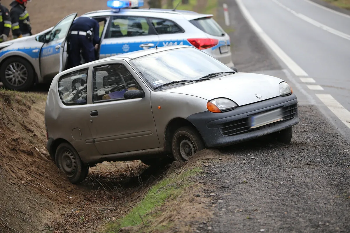 Fiat seicento w rowie. W aucie było dwóch pijanych. Żaden z nich nie przyznał się do kierowania autem (zdjęcia)
