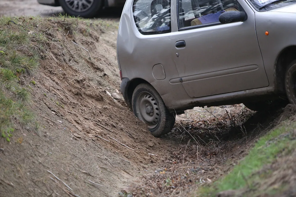 Fiat seicento w rowie. W aucie było dwóch pijanych. Żaden z nich nie przyznał się do kierowania autem (zdjęcia)