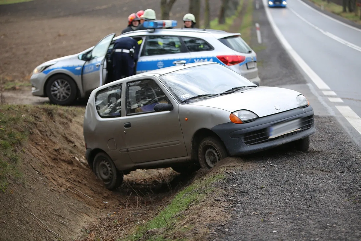 Fiat seicento w rowie. W aucie było dwóch pijanych. Żaden z nich nie przyznał się do kierowania autem (zdjęcia)