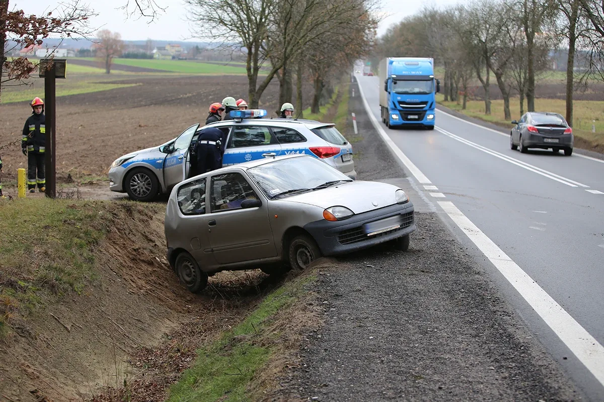Fiat seicento w rowie. W aucie było dwóch pijanych. Żaden z nich nie przyznał się do kierowania autem (zdjęcia)