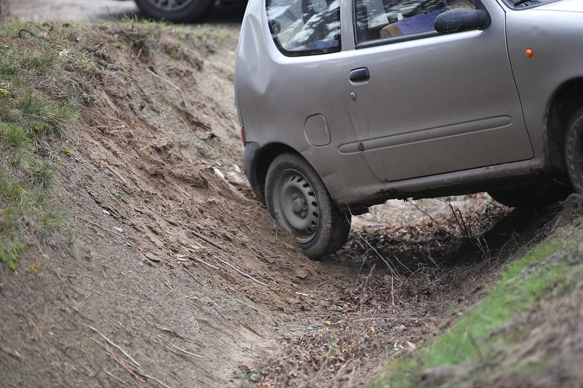 Fiat seicento w rowie. W aucie było dwóch pijanych. Żaden z nich nie przyznał się do kierowania autem (zdjęcia)
