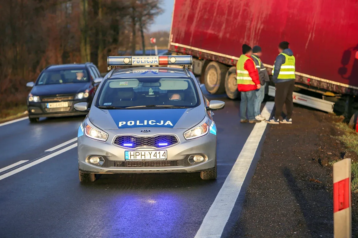 Utrudnienia na trasie Ostrów Mazowiecka-Ostrołęka. Obywatel Białorusi stracił panowanie nad pojazdem (zdjęcia)