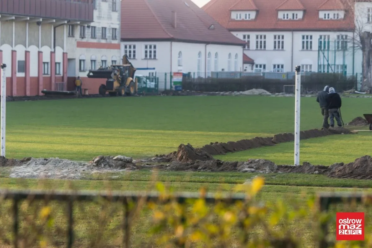 Trwa remont miejskiego stadionu (zdjęcia)
