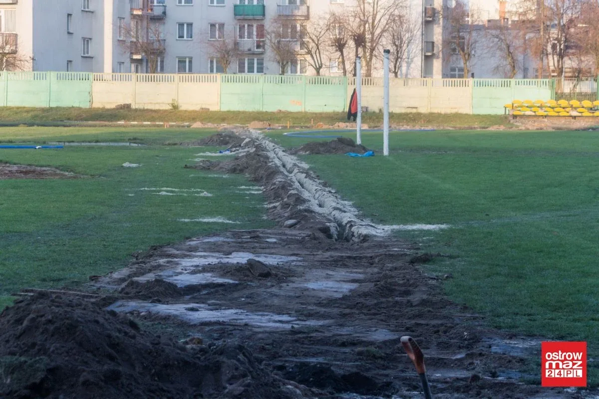 Trwa remont miejskiego stadionu (zdjęcia)
