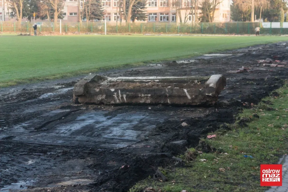 Trwa remont miejskiego stadionu (zdjęcia)