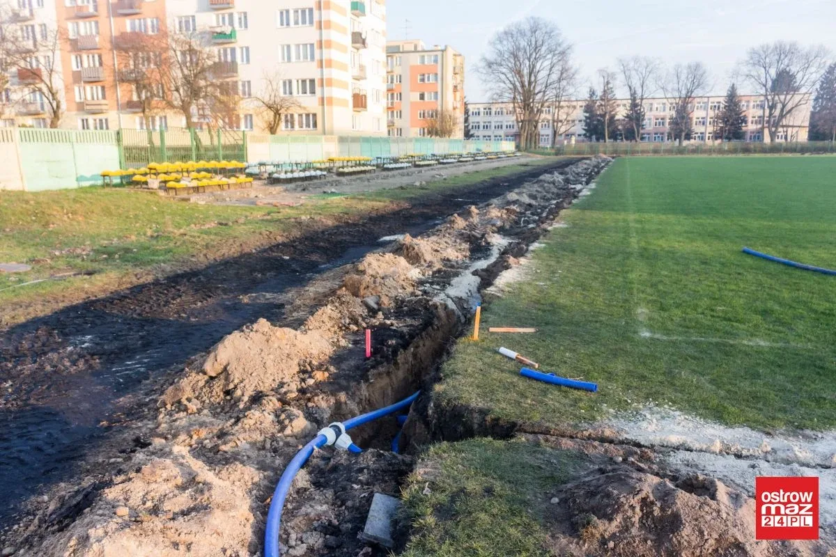 Trwa remont miejskiego stadionu (zdjęcia)