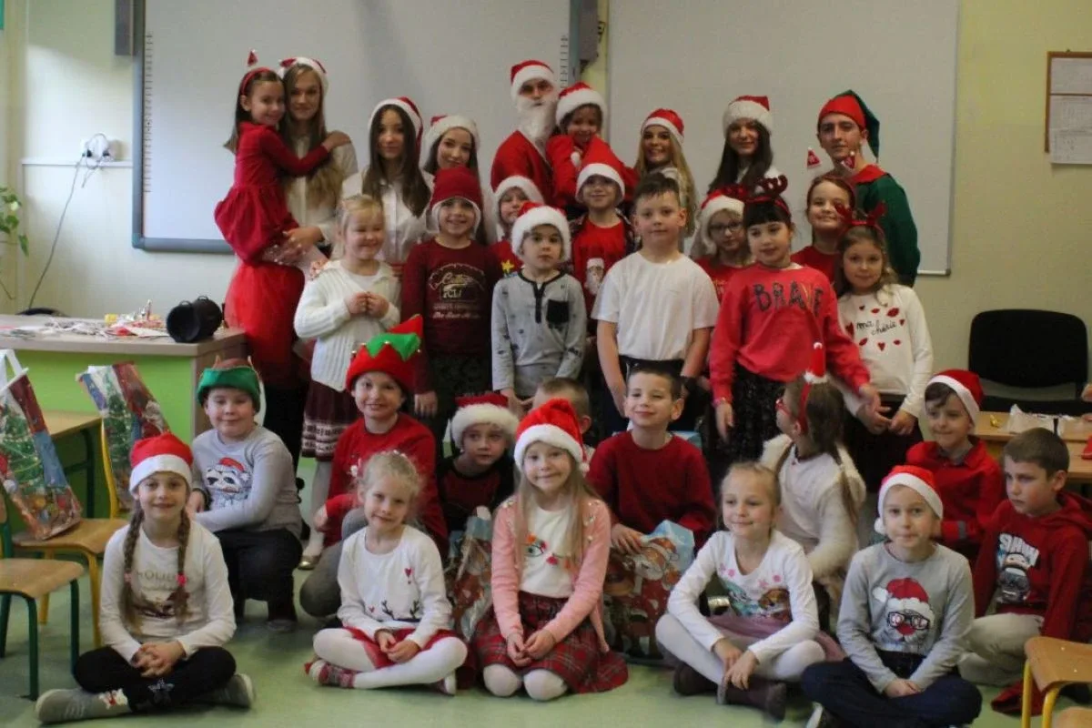 Mikołaj, elf i śnieżynki odwiedzili uczniów "jedynki" (zdjęcia)