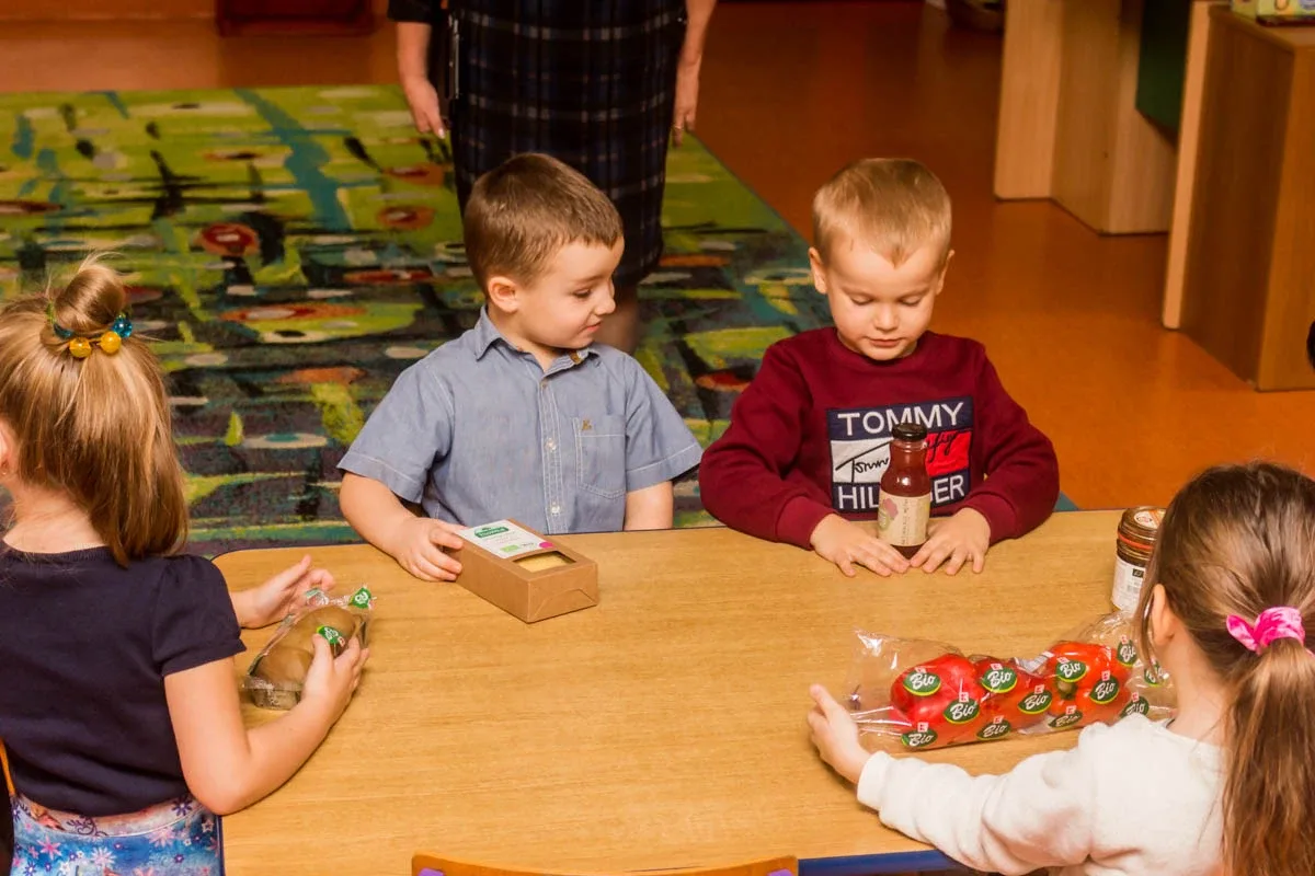 "Skąd się biorą produkty ekologiczne". Program edukacyjny w ostrowskim przedszkolu (zdjęcia)
