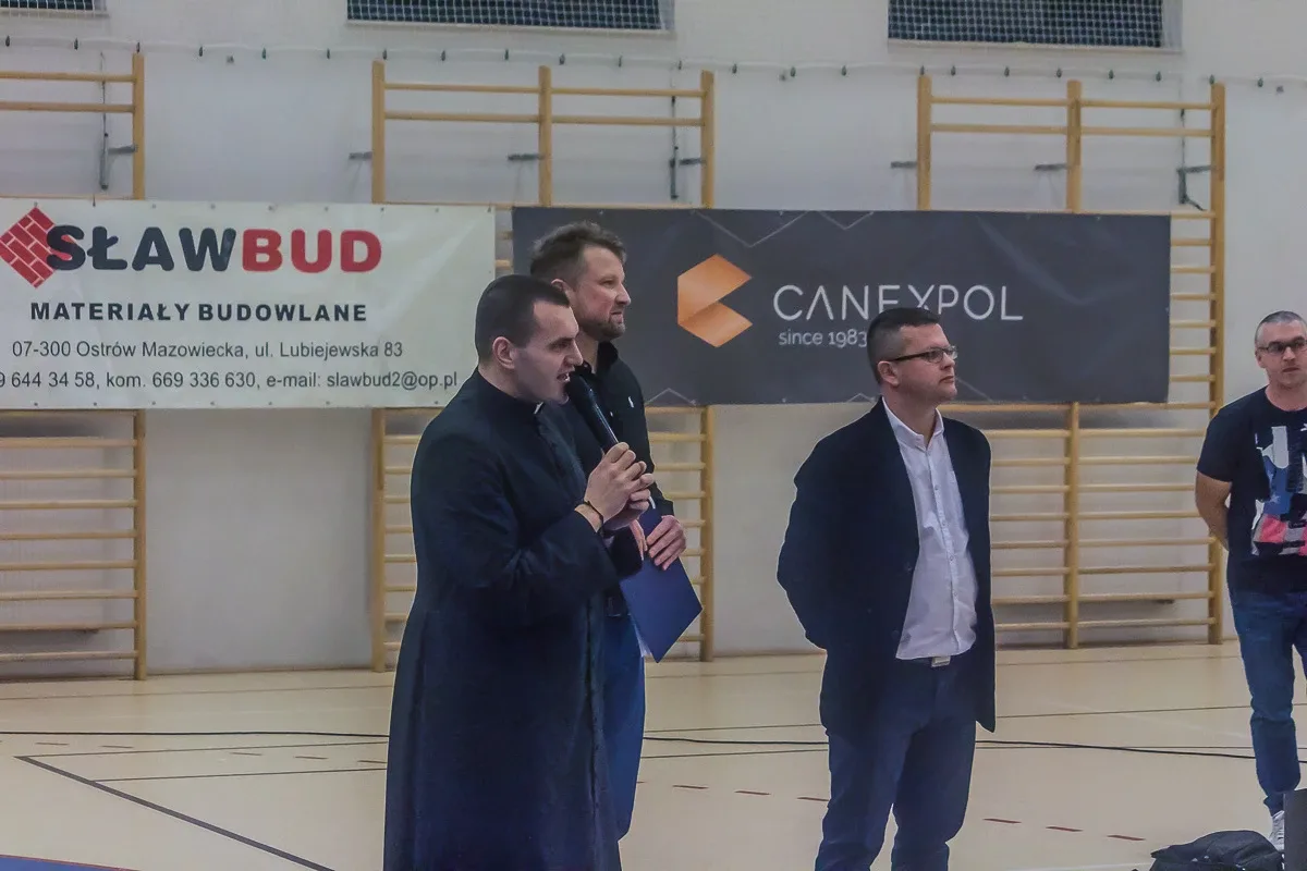 Mikołajki ostrowskiej Akademii Piłkarskiej (zdjęcia)