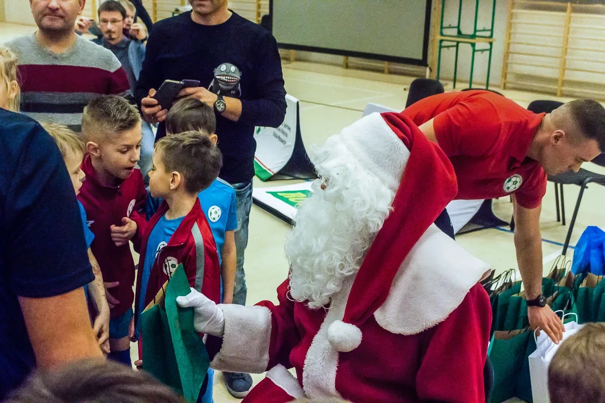 Mikołajki ostrowskiej Akademii Piłkarskiej (zdjęcia)