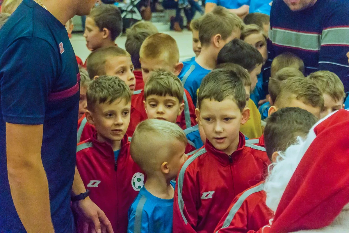 Mikołajki ostrowskiej Akademii Piłkarskiej (zdjęcia)