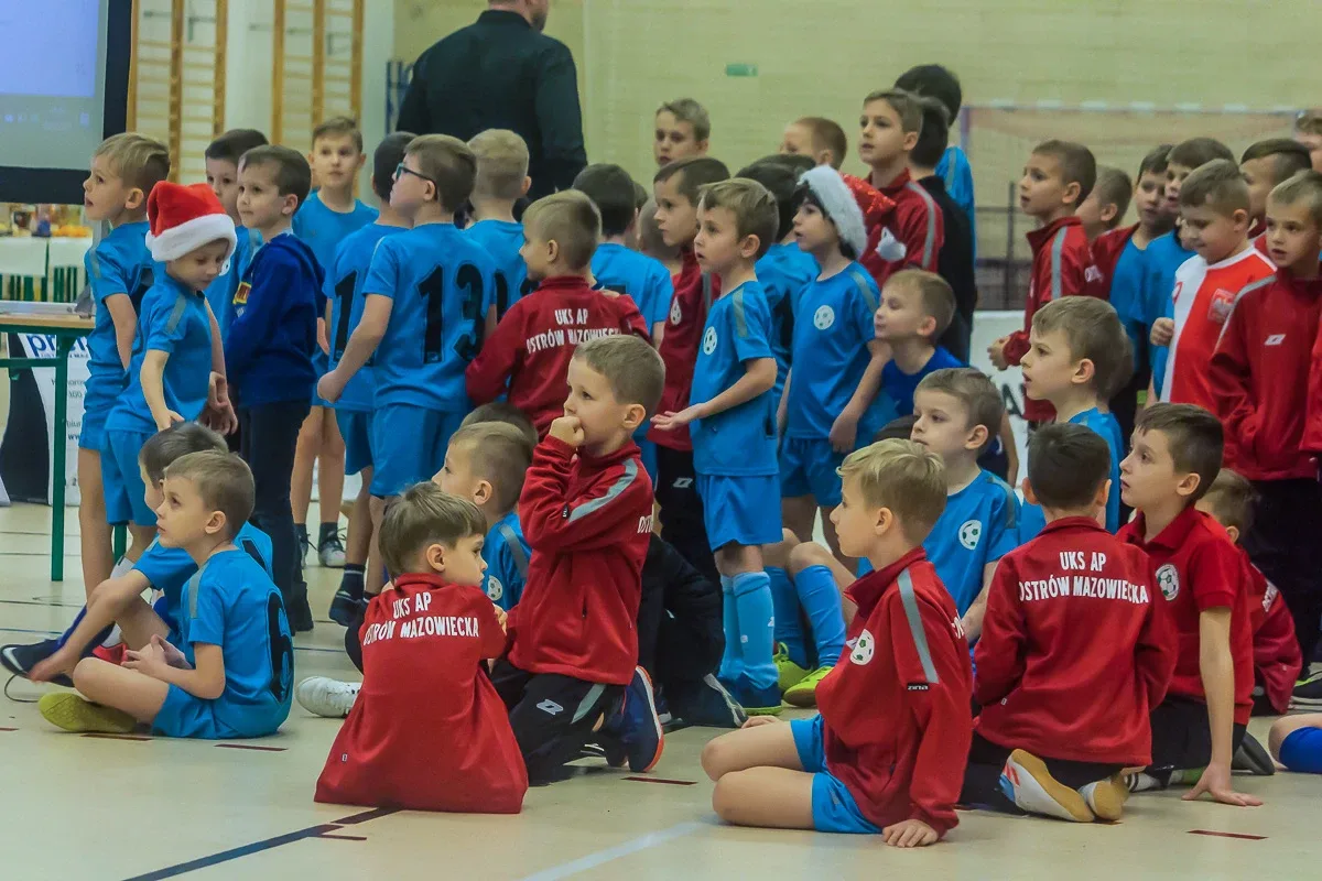 Mikołajki ostrowskiej Akademii Piłkarskiej (zdjęcia)