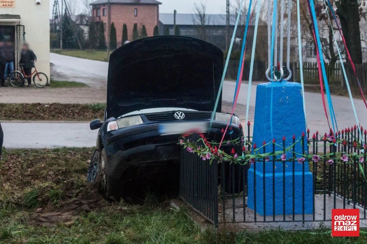 Osobówka w rowie po zderzeniu z ciężarówką (zdjęcia)