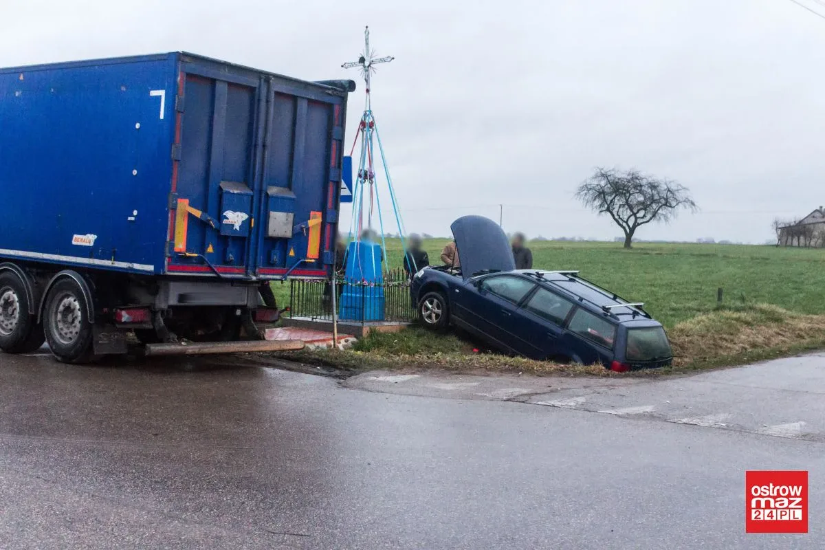 Osobówka w rowie po zderzeniu z ciężarówką (zdjęcia)