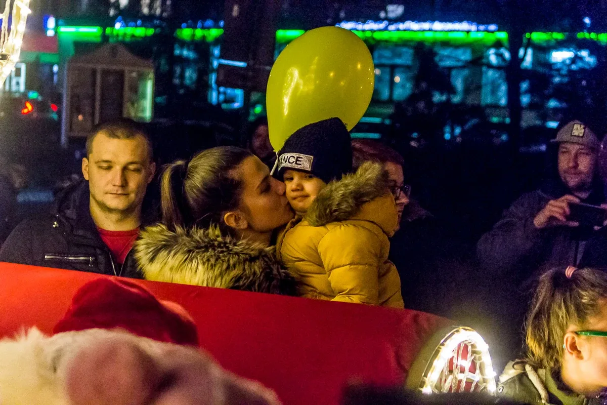 Rozbłysła choinka przed ostrowskim ratuszem (zdjęcia, wideo)