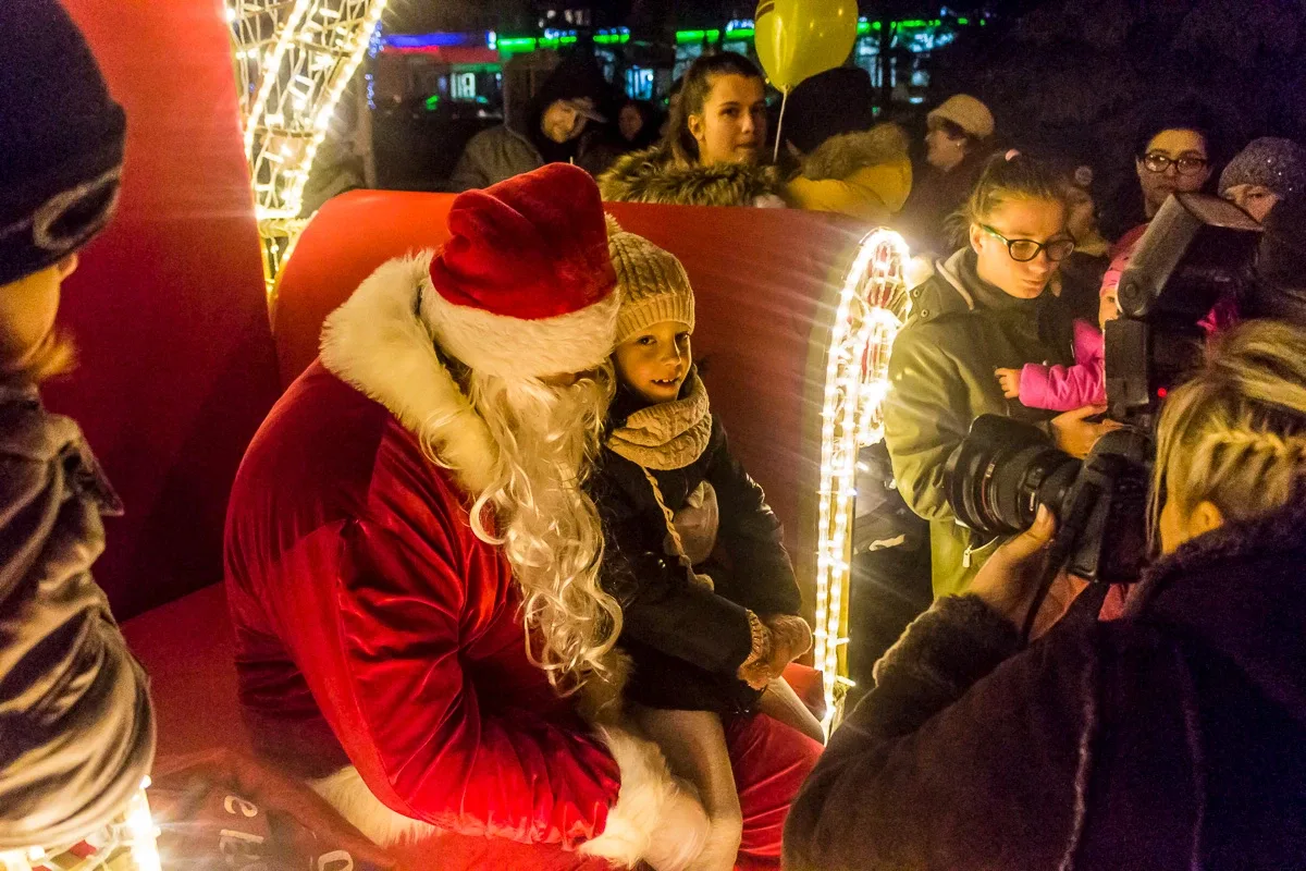 Rozbłysła choinka przed ostrowskim ratuszem (zdjęcia, wideo)