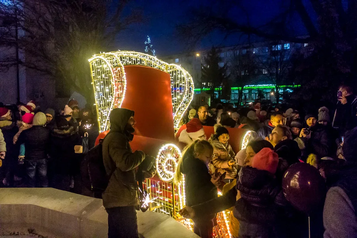 Rozbłysła choinka przed ostrowskim ratuszem (zdjęcia, wideo)
