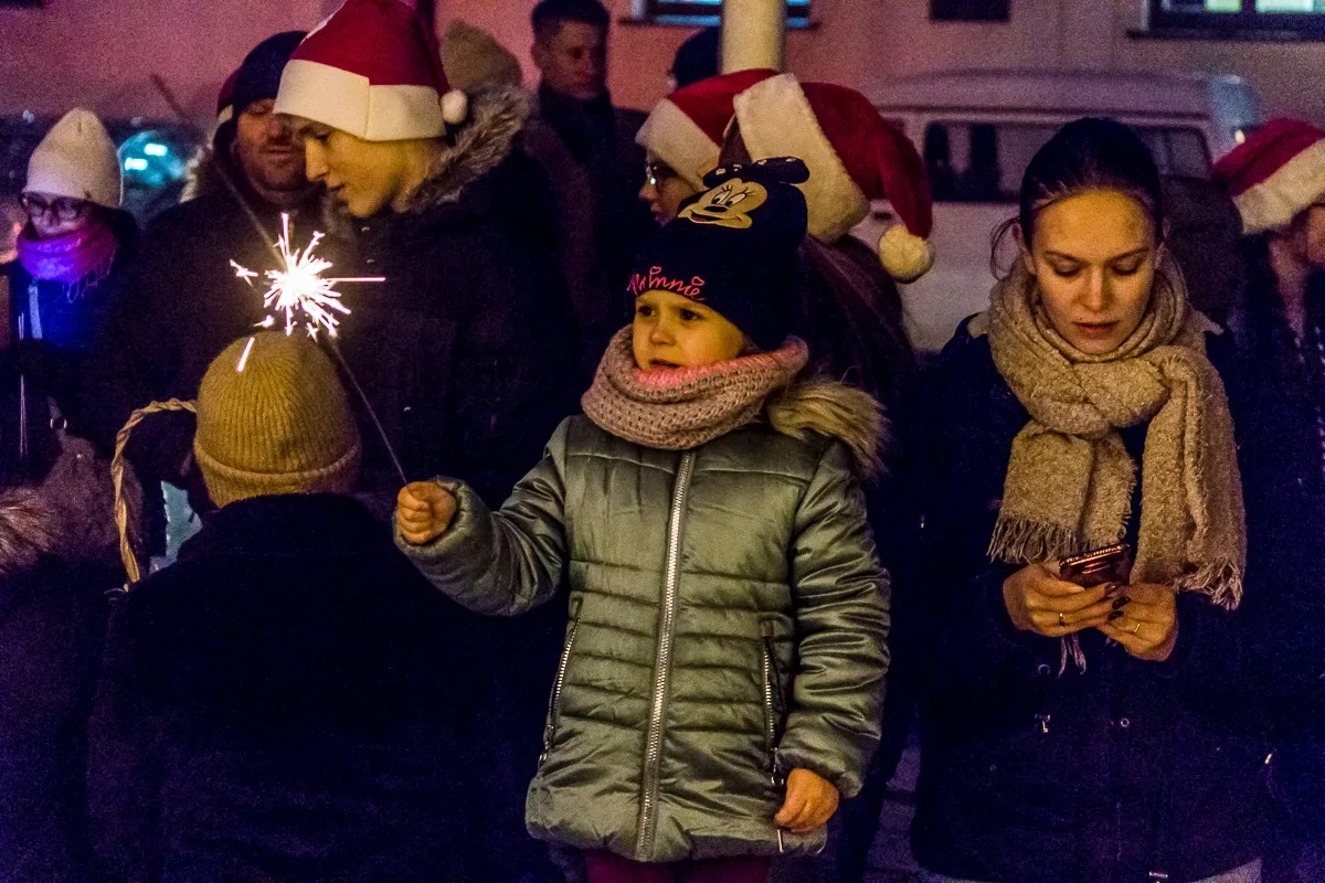 Rozbłysła choinka przed ostrowskim ratuszem (zdjęcia, wideo)