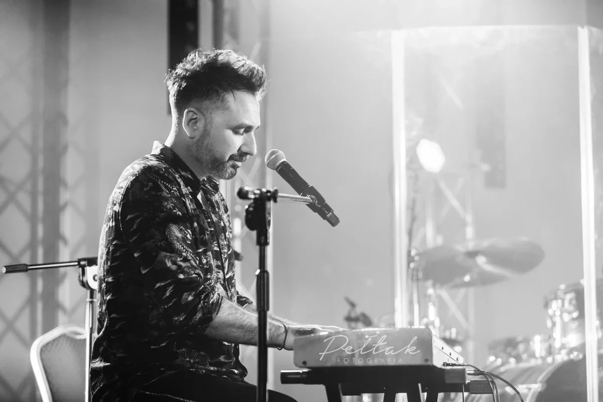Ostrów Mazowiecka zaczarowana. Rozbrzmiał talent Mateusza Ziółki (zdjęcia, wideo)