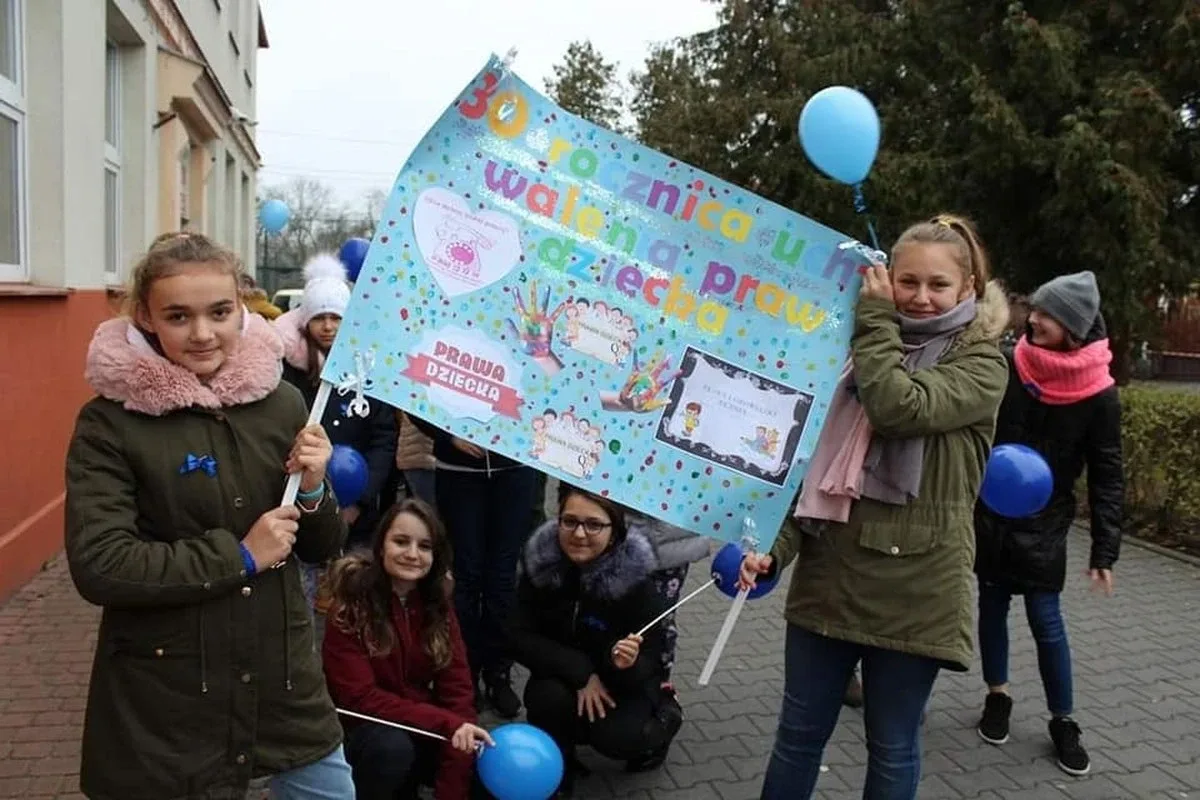 Uczniowie uczcili 30 rocznicę uchwalenia Konwencji Prawa Dziecka (zdjęcia)