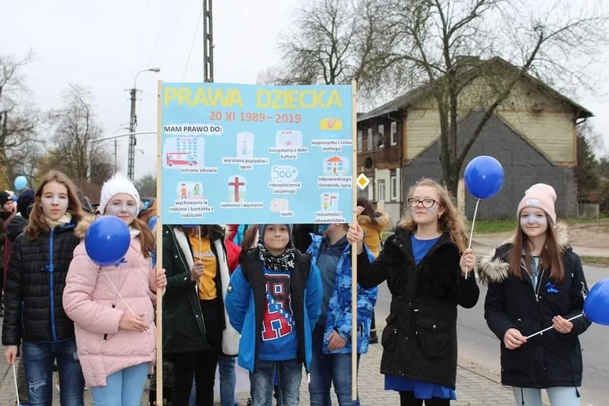 Uczniowie uczcili 30 rocznicę uchwalenia Konwencji Prawa Dziecka (zdjęcia)
