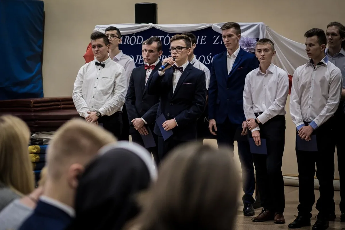 Obchody Święta Niepodległości w ostrowskim Ekonomiku (zdjęcia)