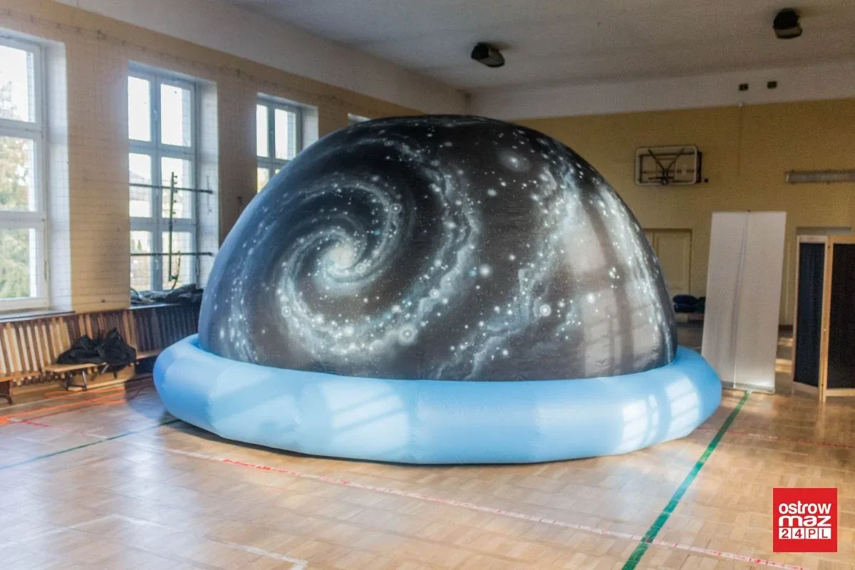 Dzieci poznały znane gwiazdozbiory w mobilnym planetarium (zdjęcia)