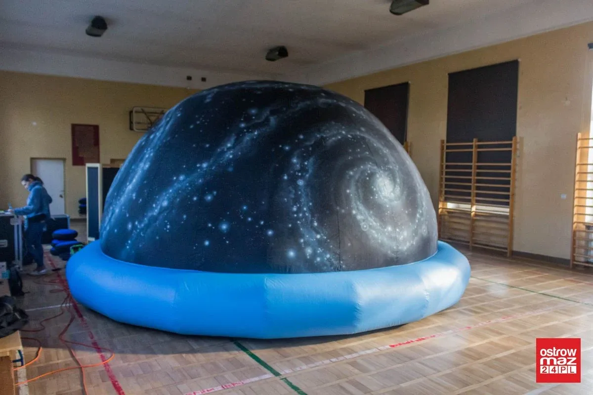 Dzieci poznały znane gwiazdozbiory w mobilnym planetarium (zdjęcia)