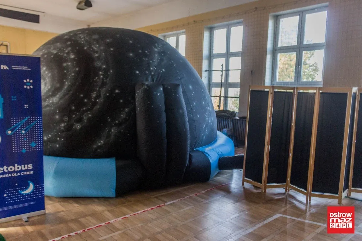 Dzieci poznały znane gwiazdozbiory w mobilnym planetarium (zdjęcia)