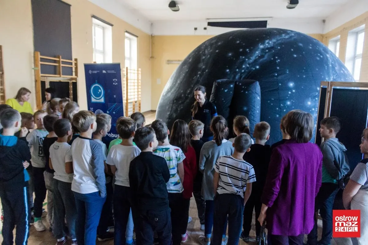 Dzieci poznały znane gwiazdozbiory w mobilnym planetarium (zdjęcia)
