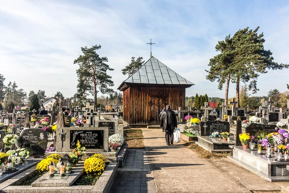 Z wizytą na cmentarzu w Broku (zdjęcia)