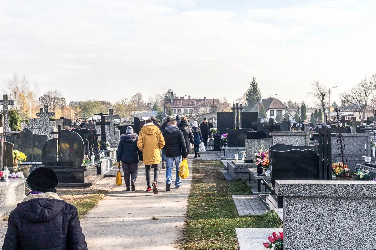 Z wizytą na cmentarzu w Broku (zdjęcia)