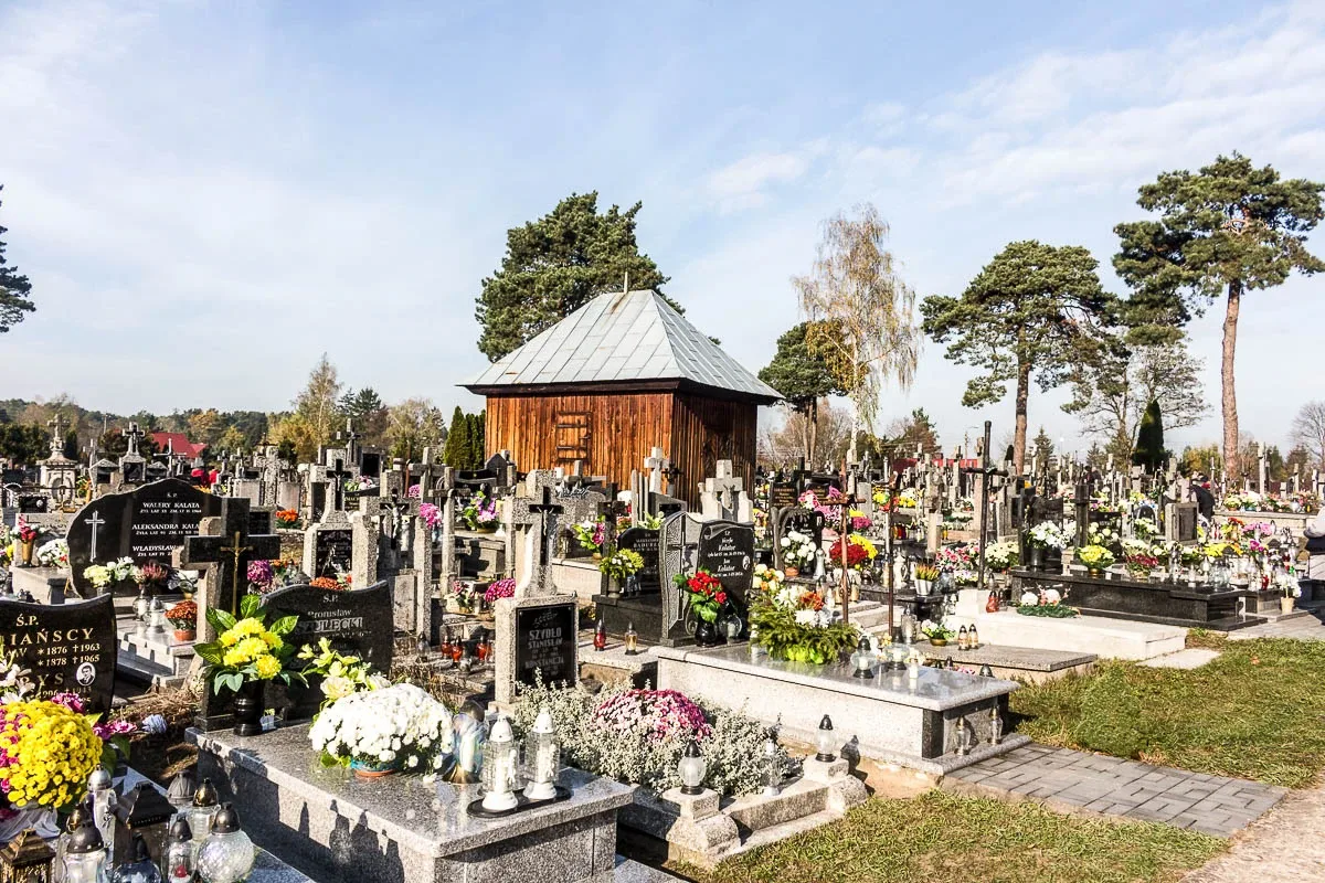 Z wizytą na cmentarzu w Broku (zdjęcia)