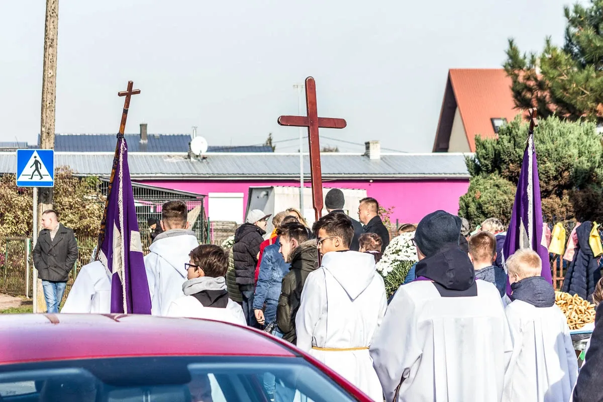 Wierni ruszyli z procesją na groby swoich najbliższych