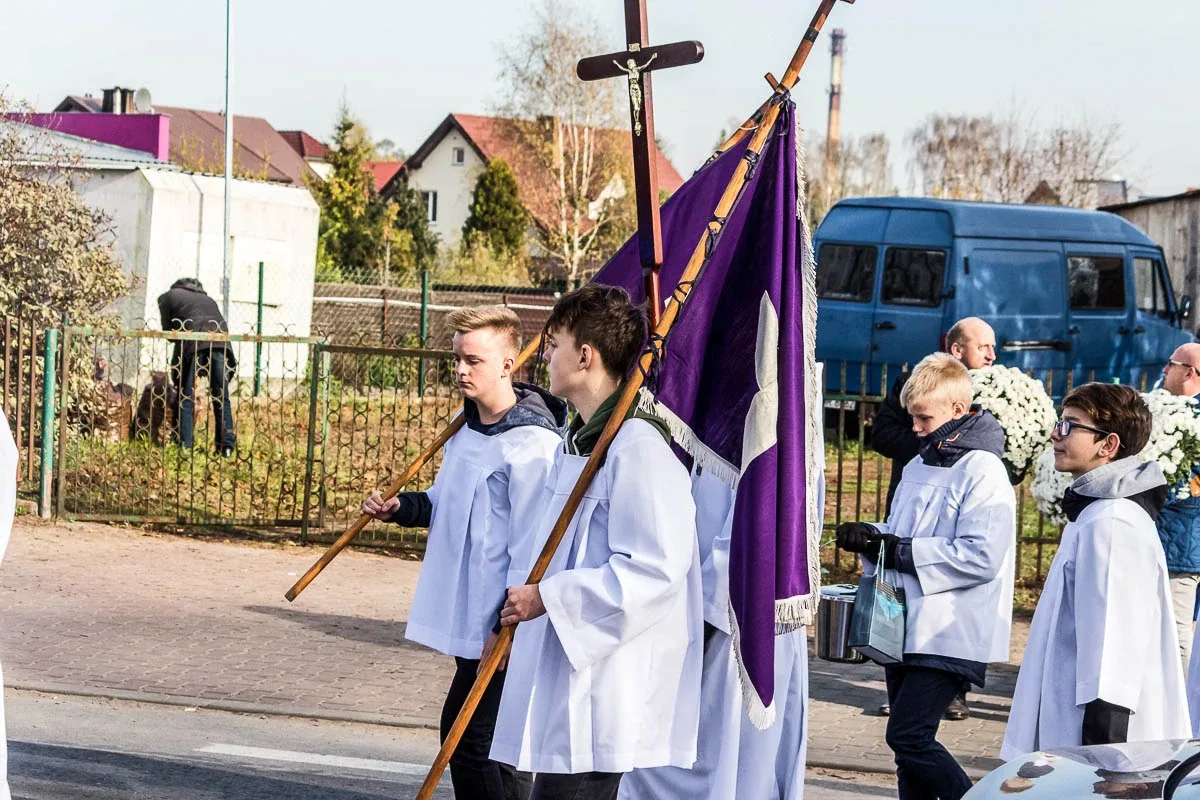 Wierni ruszyli z procesją na groby swoich najbliższych