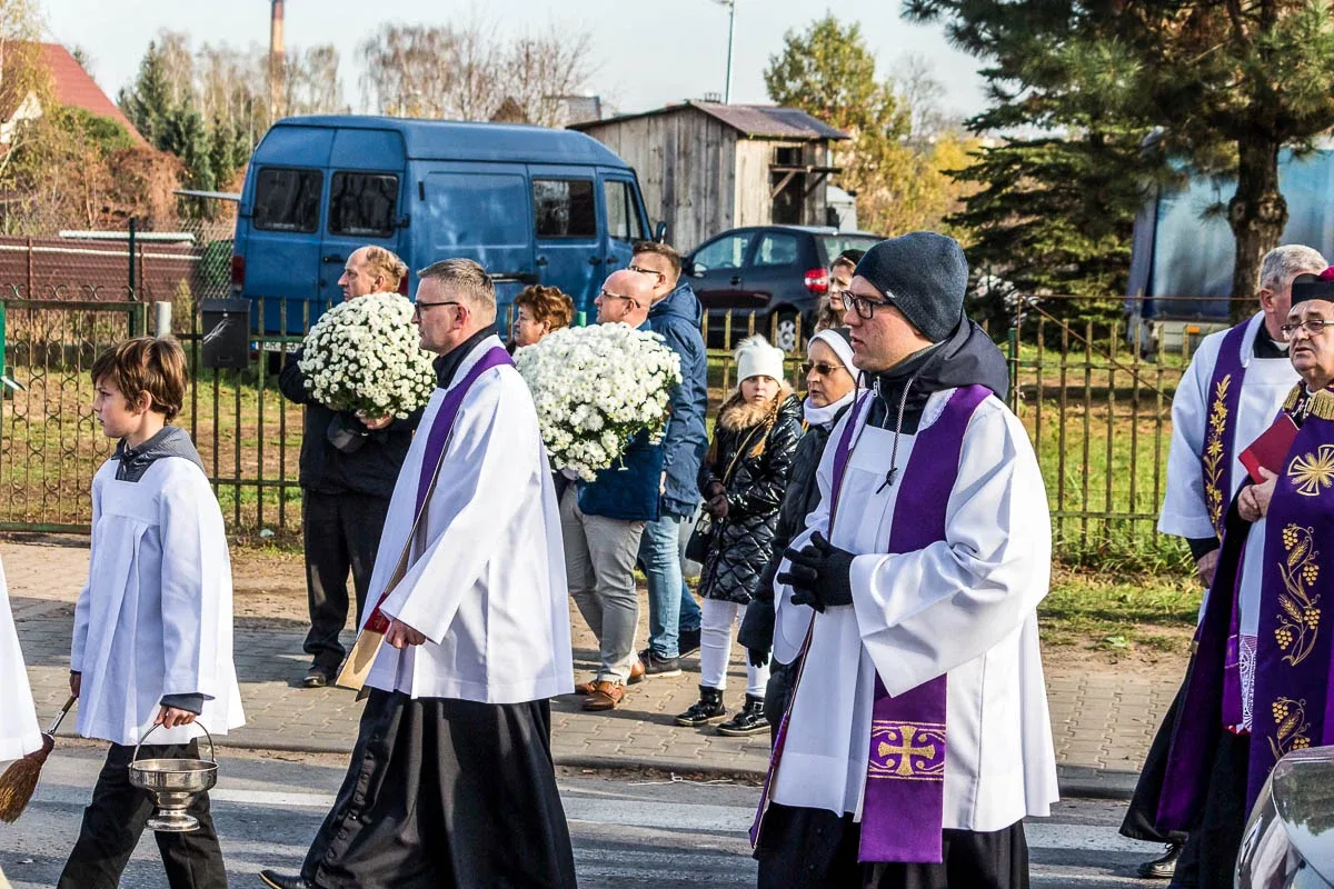 Wierni ruszyli z procesją na groby swoich najbliższych