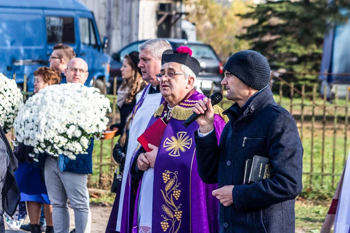 Wierni ruszyli z procesją na groby swoich najbliższych