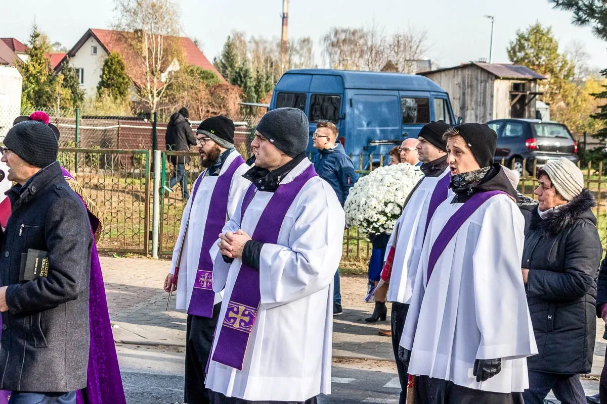 Wierni ruszyli z procesją na groby swoich najbliższych