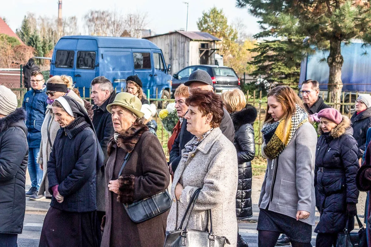 Wierni ruszyli z procesją na groby swoich najbliższych