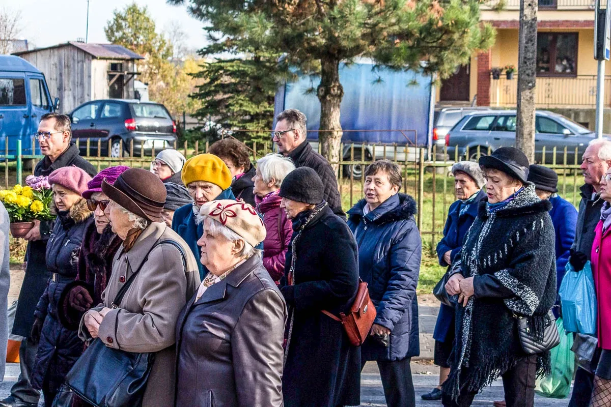 Wierni ruszyli z procesją na groby swoich najbliższych