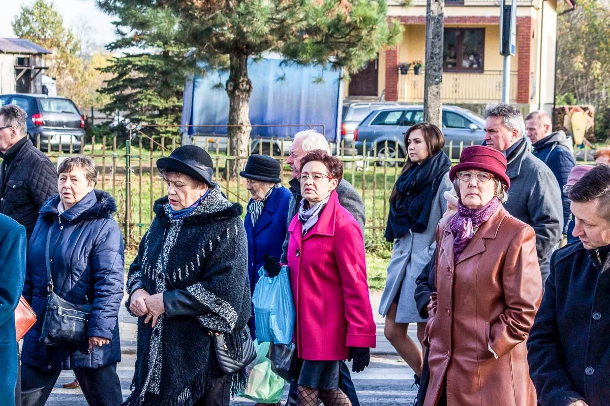 Wierni ruszyli z procesją na groby swoich najbliższych