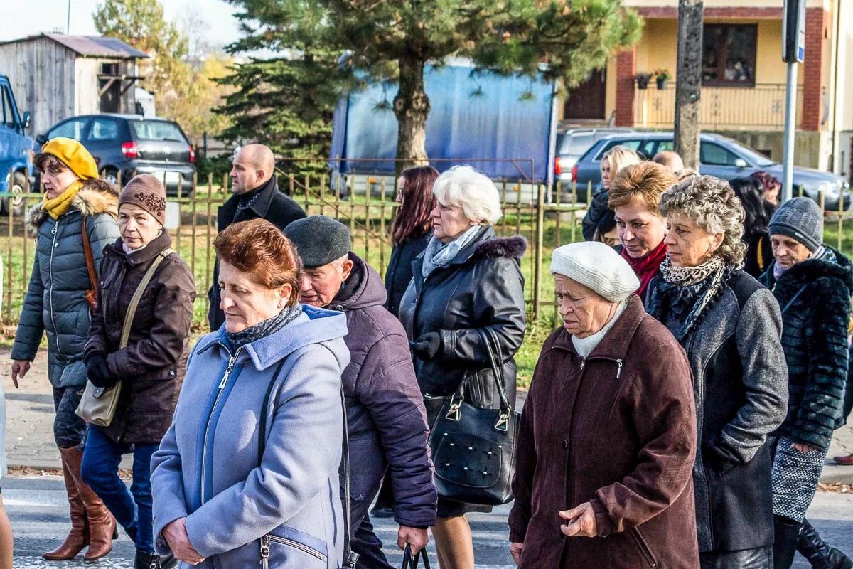 Wierni ruszyli z procesją na groby swoich najbliższych
